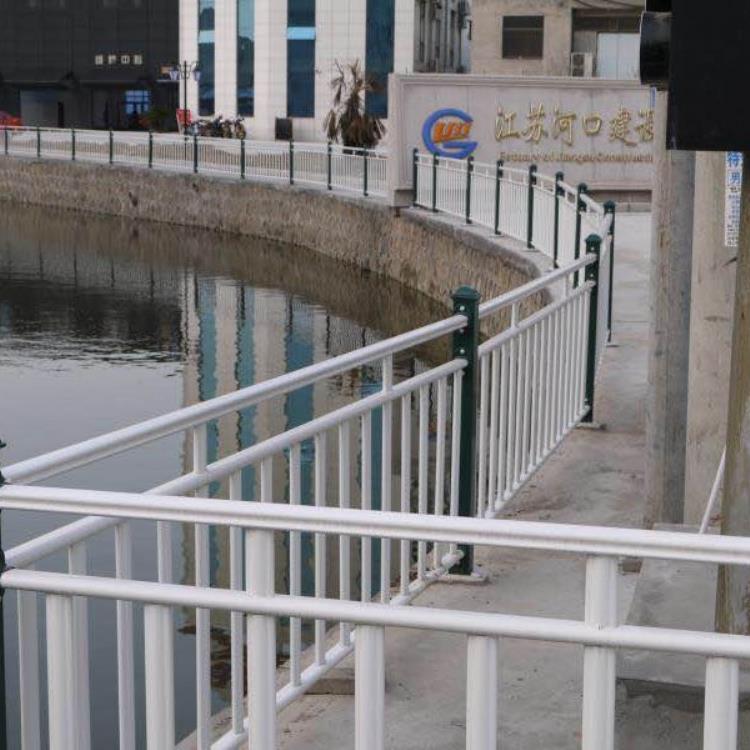 江蘇鎮(zhèn)江小區(qū)人行道護(hù)欄城市道路隔離護(hù)欄金路護(hù)欄廠家批發(fā)