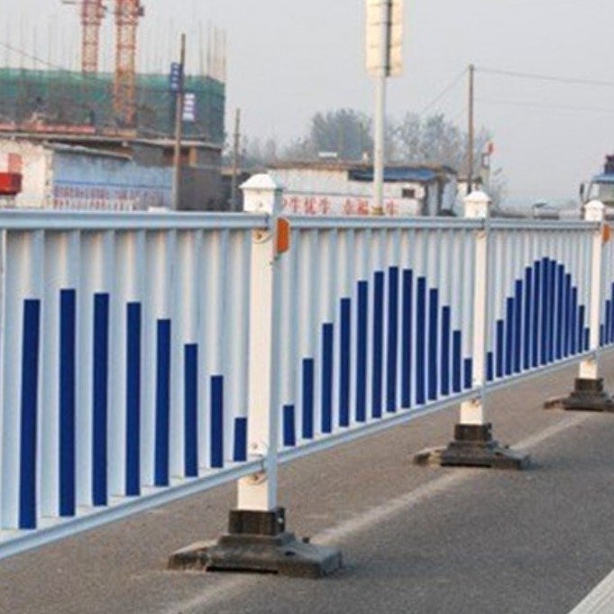 金路護(hù)欄廠家直銷南京浦口區(qū)鋅鋼防眩型市政道路護(hù)欄道路中央隔離護(hù)欄鋅鋼道路護(hù)欄
