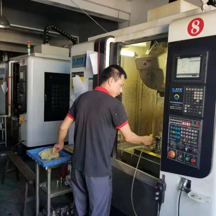 三軸立式加工中心850cnc850數(shù)控機(jī)床兩線一硬加工中心進(jìn)口配置鴻天馳