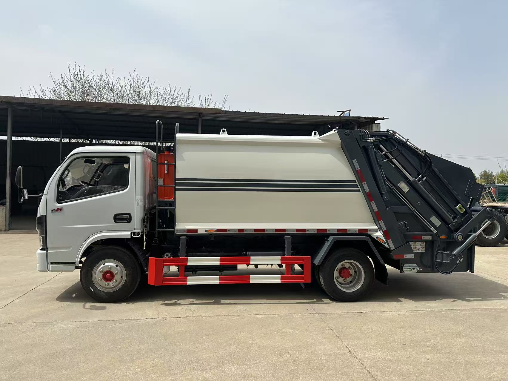 7方藍(lán)牌壓縮垃圾車東風(fēng)多利卡小型垃圾轉(zhuǎn)運(yùn)車廠家供應(yīng)現(xiàn)車出售