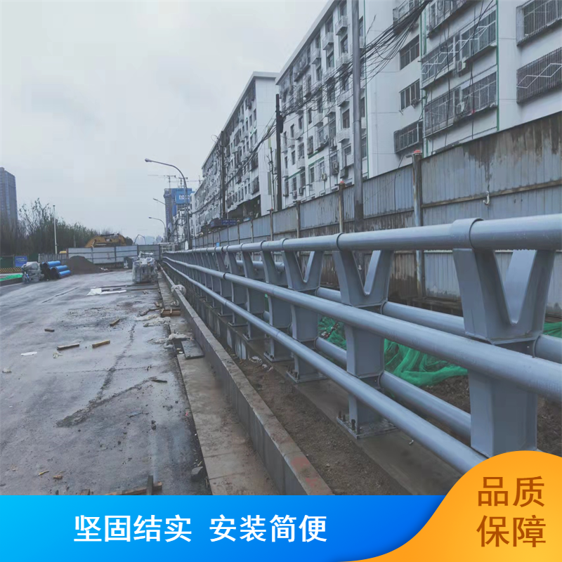 鋁合金圍欄機(jī)非隔離護(hù)欄城市道路防撞欄鍍鋅鋼噴塑橡膠底座