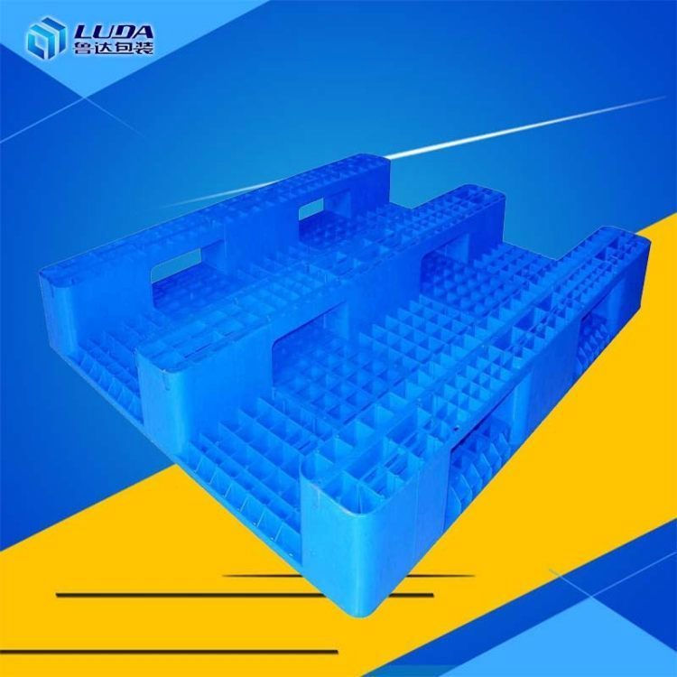 魯達(dá)廠家多規(guī)格注塑托盤川字網(wǎng)格叉車倉儲大型塑料托盤