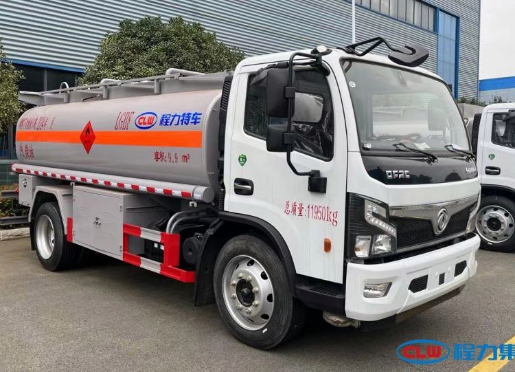 碳鋼加油車易燃液體罐式運(yùn)輸車性能強(qiáng)車身密封性好外形美觀