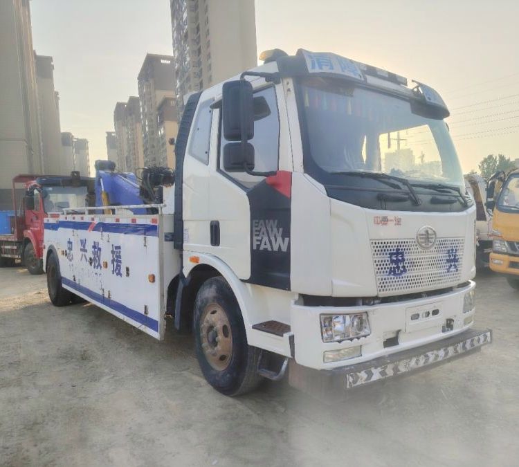二手解放13噸拖吊聯(lián)體清障車2018年8月上戶，年審保險(xiǎn)到2025年3月