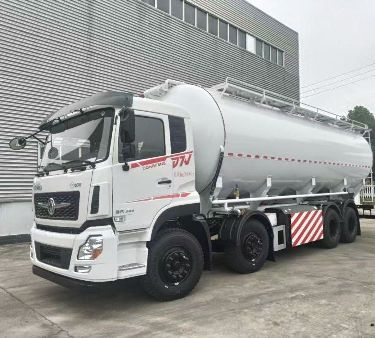 35方氣吹式散裝飼料運(yùn)輸車，采用東風(fēng)CNG天然氣底盤制作