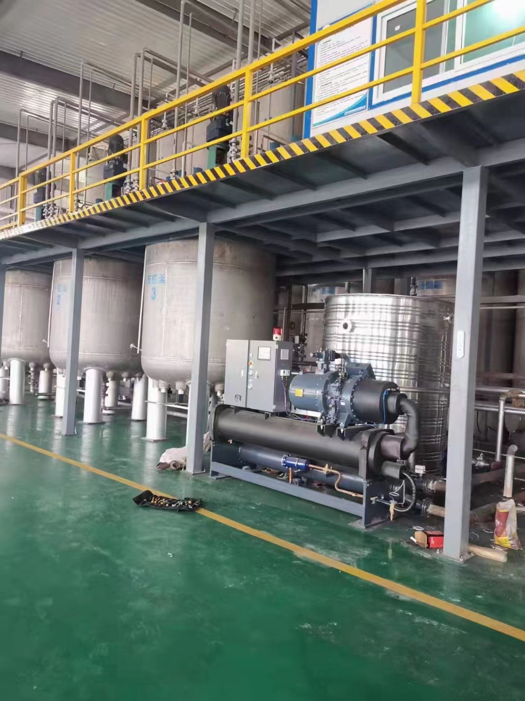 節(jié)能環(huán)保螺桿式工業(yè)冷水機組助力反應釜行業(yè)綠色發(fā)展反應罐制冷機