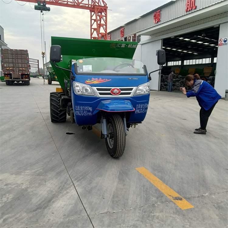 豪華雙座椅三輪撒肥機(jī)五征底盤撒糞車常柴發(fā)動機(jī)的撒糞機(jī)現(xiàn)貨