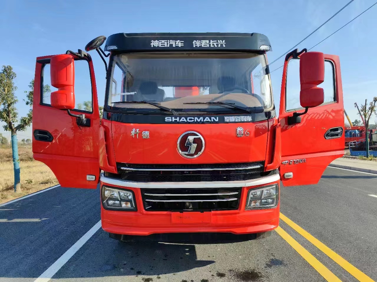 短軸距陜汽軒德翼6搭配三一12噸4節(jié)臂吊機(jī)玉柴270馬力