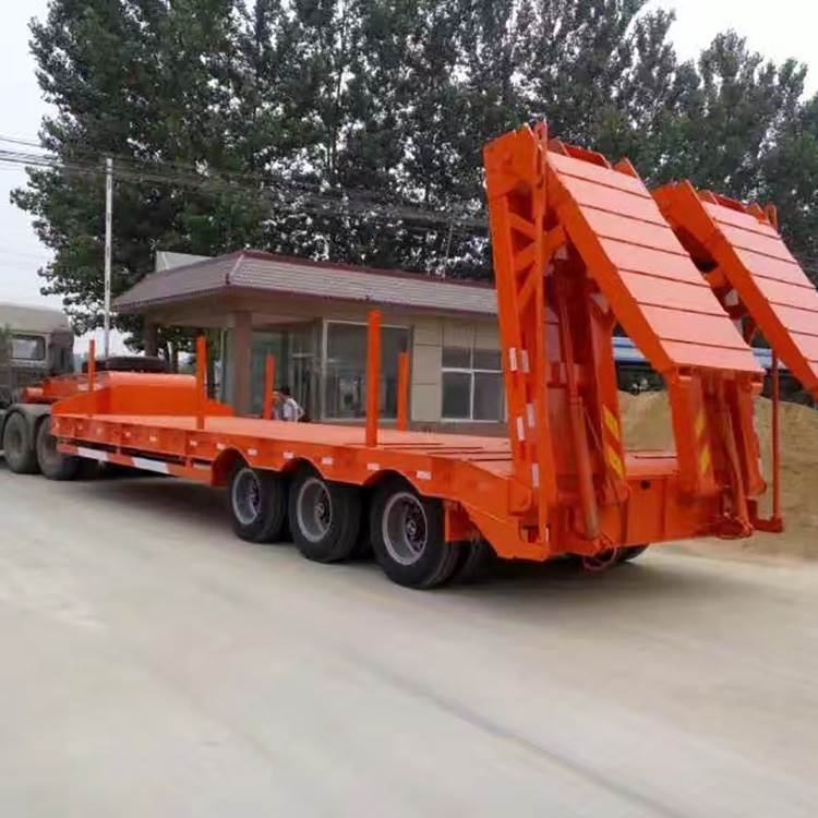 13.75米低平板三線六軸輕型半掛車結(jié)合面高度1300mm