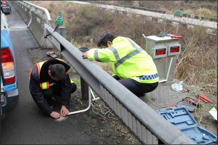 高速公路防凍預(yù)警系統(tǒng)路面結(jié)冰監(jiān)測裝置道路結(jié)冰遠(yuǎn)程監(jiān)控系統(tǒng)