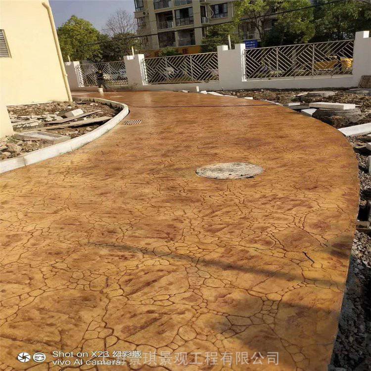洛陽(yáng)彩色混凝土仿青磚地坪廣場(chǎng)文化街水泥壓模壓花路面技術(shù)施工