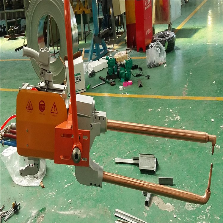 詠旭牌點(diǎn)焊機(jī)汽車外殼焊接機(jī)、DN2懸掛式碰焊機(jī)
