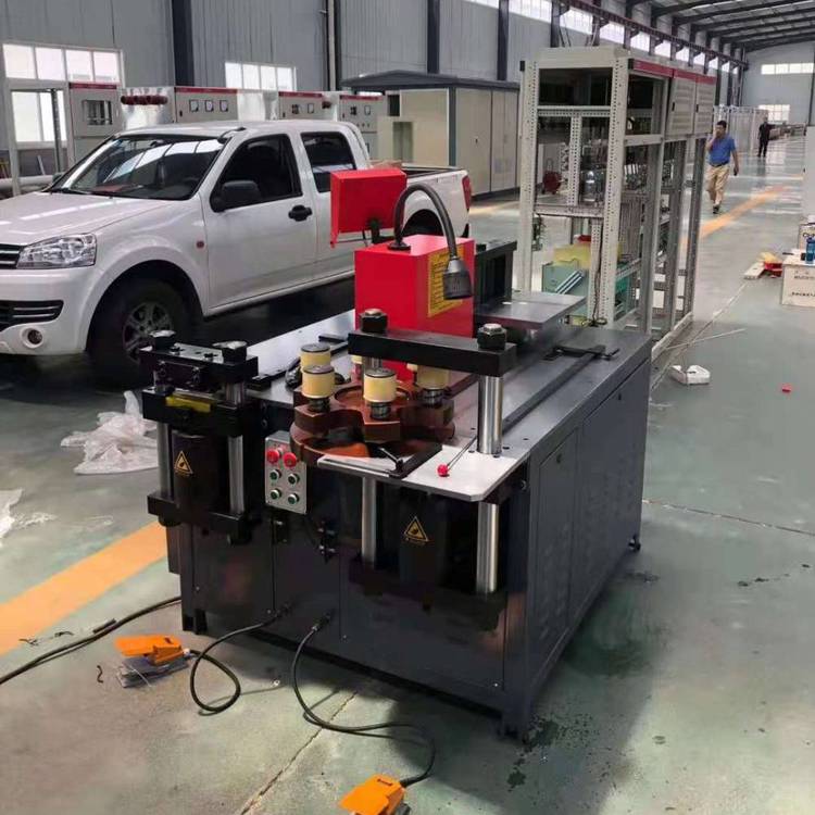 知途機械供應ZTMX-30磚塔式母線加工機，開式數控折彎，方便高效，折彎角度準確。