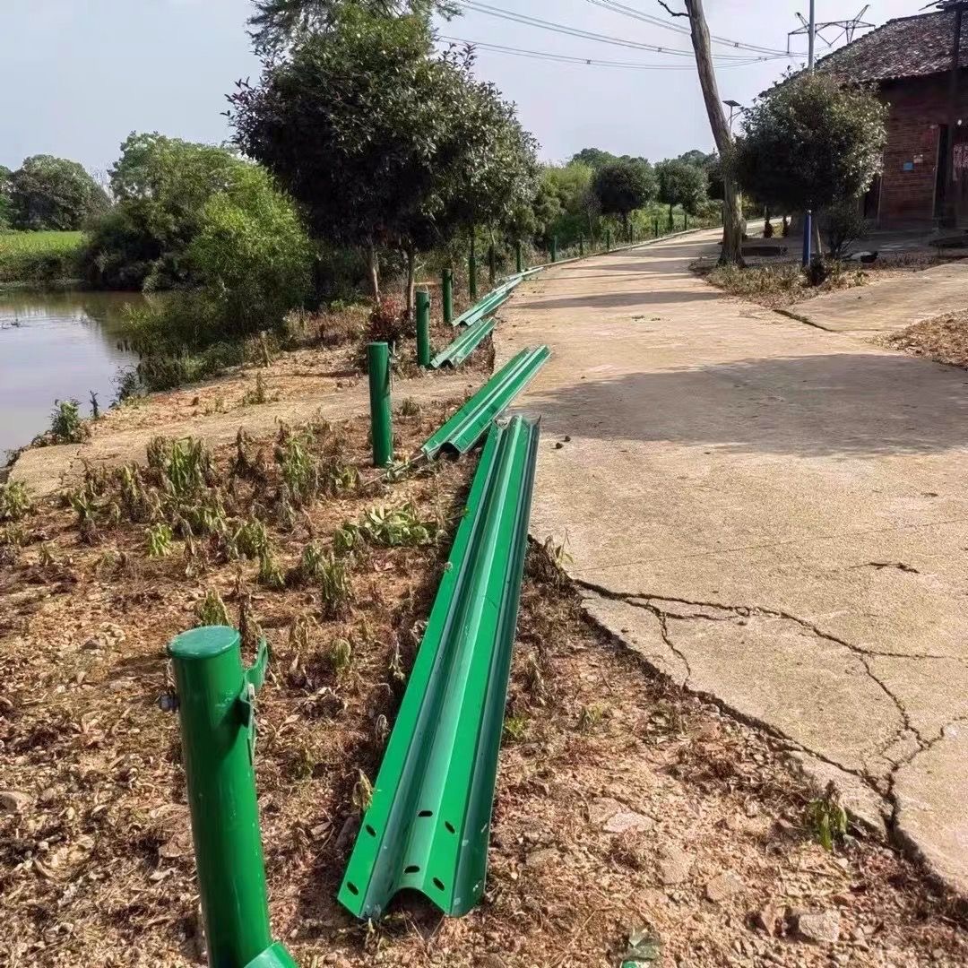 波形護(hù)欄鄉(xiāng)村道路高速公路雙波防撞欄鄉(xiāng)村熱鍍鋅兩波三波W型噴塑