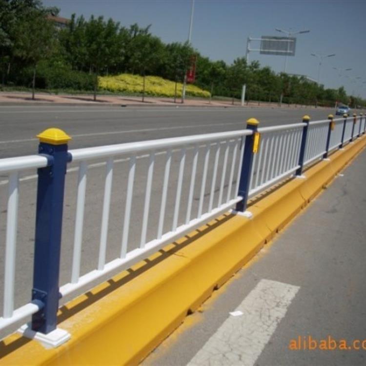 四川德陽綿竹鄉(xiāng)村道路護(hù)欄圖片大全鋅鋼道路防撞欄金路護(hù)欄廠家設(shè)計